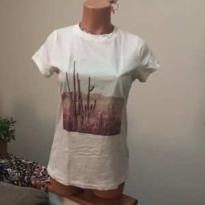 ❌SOLD❌ Universal Thread Small cream desert screen-print tee shirt